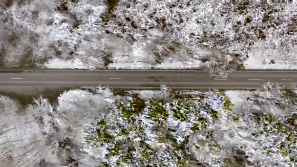 Zimní Země Silnice Výhledem Shora Rychle Jedoucí Auta Projíždějící Rovnou — Stock video