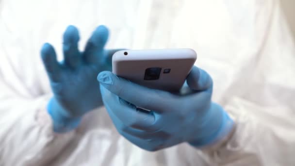 Mãos Médico Vestido Com Ppe Verificando Coisas Telefone Celular Com — Vídeo de Stock