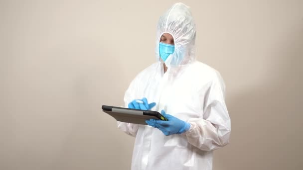 Nurse Dressed Ppe Suit Consulting Treatments Tablet Gesturing — Video