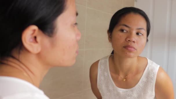 Молодая Азиатская Женщина Стоящая Перед Зеркалом Глядя Отражение Проверяющее Прыщи — стоковое видео