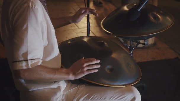 Busker Artist White Robe Plays Handpan Street Summer Festival — Stockvideo