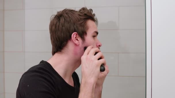 Young Man Trimming Shaving His Own Beard Front Mirror Bathroom – Stock-video