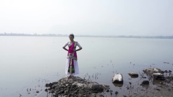 Bharatnatyam Dancer Displaying Classical Bharatnatyam Pose Nature Vadatalav Lake Pavagadh — Vídeo de Stock