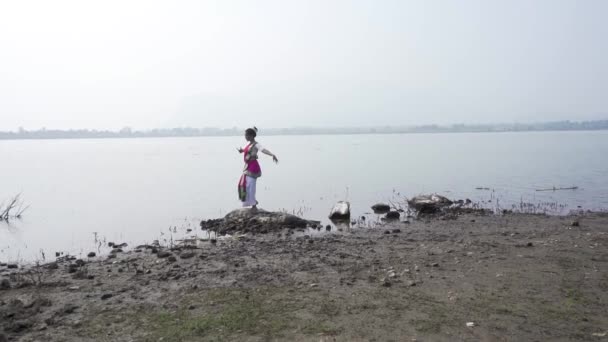 Bharatnatyam Dancer Displaying Classical Bharatnatyam Pose Nature Vadatalav Lake Pavagadh — Stock video