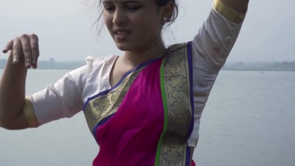 Een Bharatnatyam Danser Weergeven Van Een Klassieke Bharatnatyam Poseren Natuur — Stockvideo
