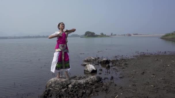 Bharatnatyam Dancer Displaying Classical Bharatnatyam Pose Nature Vadatalav Lake Pavagadh — Wideo stockowe