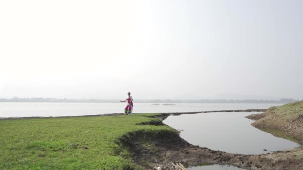 Bharatnatyam Dancer Displaying Classical Bharatnatyam Pose Nature Vadatalav Lake Pavagadh — Stock video