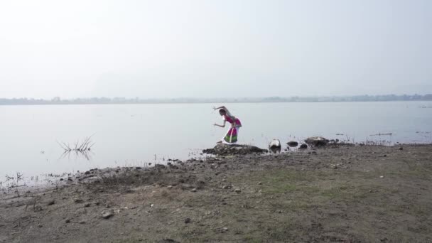 Bharatnatyam Dancer Displaying Classical Bharatnatyam Pose Nature Vadatalav Lake Pavagadh — Stock video