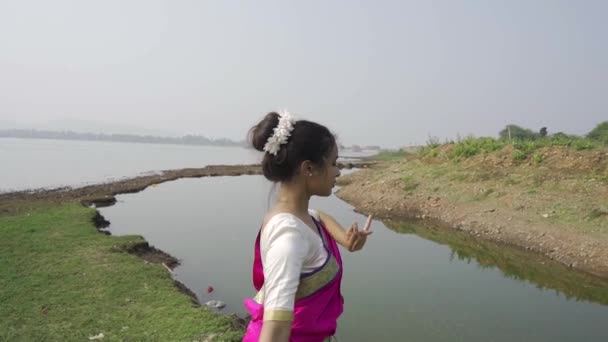 Bharatnatyam Dancer Displaying Classical Bharatnatyam Pose Nature Vadatalav Lake Pavagadh — Vídeos de Stock