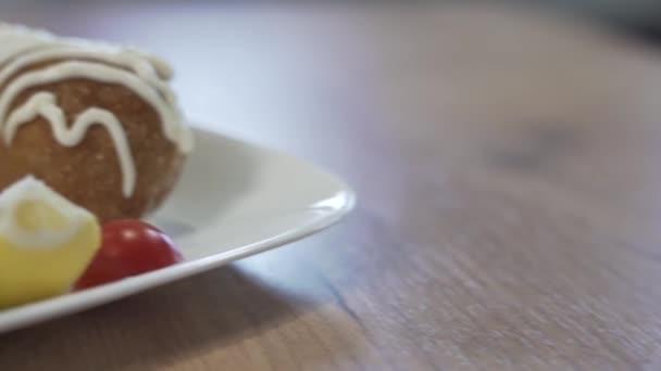 Μπριζόλα Πατάτες Τηγανιτές Και Άσπρη Σάλτσα Στο Πιάτο Σερβικό Γεύμα — Αρχείο Βίντεο