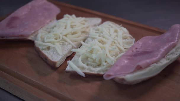 Geopende Sandwiches Met Ham Kaas Van Een Houten Plank — Stockvideo