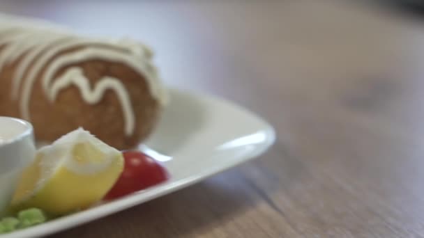 Σερβικό Γεύμα Της Καραντιόρντγιεβα Ρολό Φιλέτο Καλυμμένο Μαγιονέζα Τηγανητές Πατάτες — Αρχείο Βίντεο