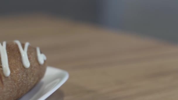 Rollsteak Mit Mayonnaise Bedeckt Mit Pommes Und Weißer Soße Auf — Stockvideo