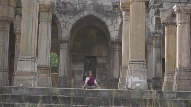 Woman Doing Meditation Unesco World Heritage Kamani Masjid Also Called — Stockvideo