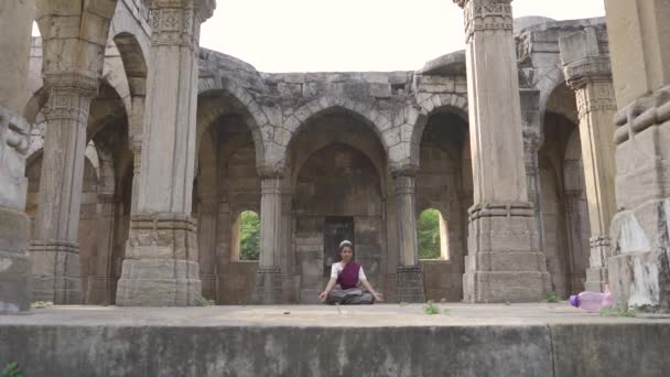 Woman Doing Meditation Unesco World Heritage Kamani Masjid Also Called — 图库视频影像