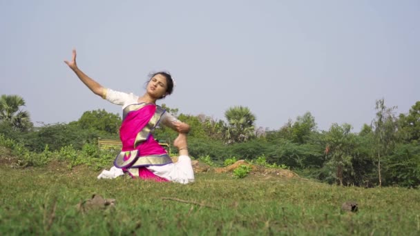 Bharatnatyam Dancer Displaying Classical Bharatnatyam Pose Nature Vadatalav Lake Pavagadh — Stockvideo