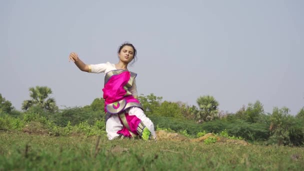 Bharatnatyam Dancer Displaying Classical Bharatnatyam Pose Nature Vadatalav Lake Pavagadh — Wideo stockowe