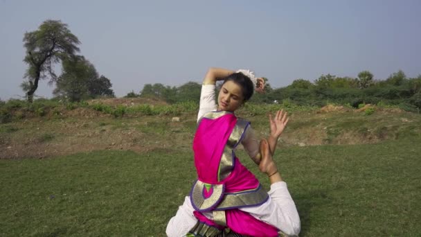 Tancerka Bharatnatyam Prezentująca Klasyczną Pozycję Bharatnatyam Naturze Jeziora Vadatalav Pavagadh — Wideo stockowe