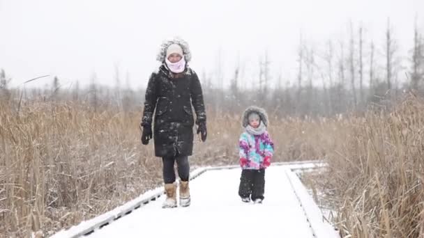 Pretty Mom Daughter Walking Heavy Snowstorm Slomo — 图库视频影像