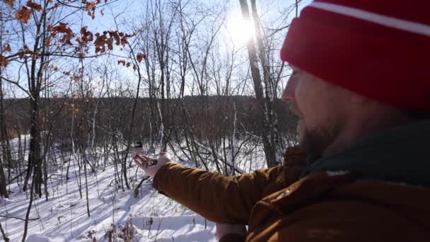 Birds Landing Man Hand Fee Wide Angle Winter Slomo — ストック動画