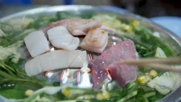 Κοντινό Πλάνο Του Ταϊλανδικού Στυλ Bbq Moo Kra Συστατικά Μαγείρεμα — Αρχείο Βίντεο