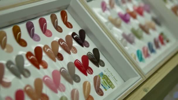 Крупный План Различных Диаграмм Цветов Ногтей Отображается Магазине — стоковое видео