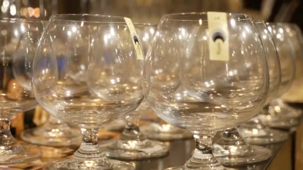 Close Footage Wine Glasses Displaying Shelf Mall — Vídeo de Stock