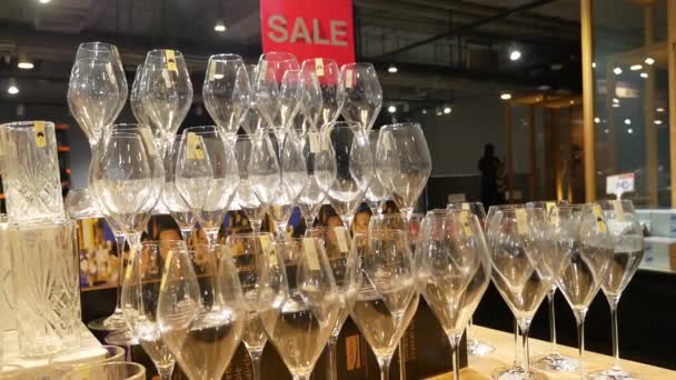 Close Footage Wine Glasses Displaying Shelf Mall — 图库视频影像