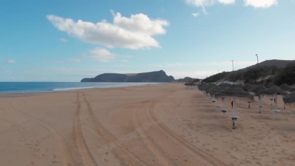 Sonnenschirme Leeren Strand Von Porto Santo Auf Madeira Luftaufnahme — Stockvideo