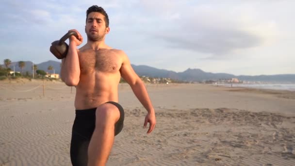 Entrenamiento Playa Con Kettlebell Sin Camisa Amanecer — Vídeos de Stock