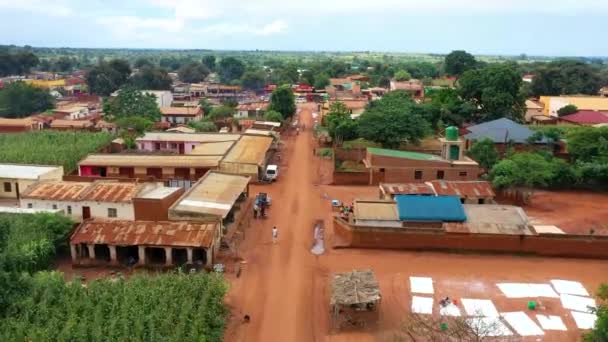 Nsansız Hava Aracı Bir Afrika Köyü Pazarında Alçaktan Uçuyor — Stok video