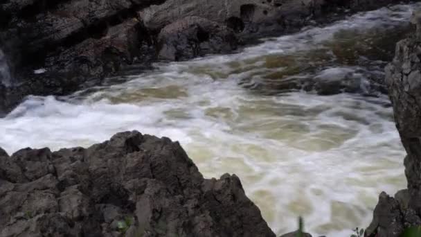 Voda Tekoucí Skalách Vířící Pěna Pod Vodopádem — Stock video