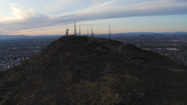 Radio Antennas Top Shaw Butte North Mountain Park Phoenix Arizona — Stockvideo