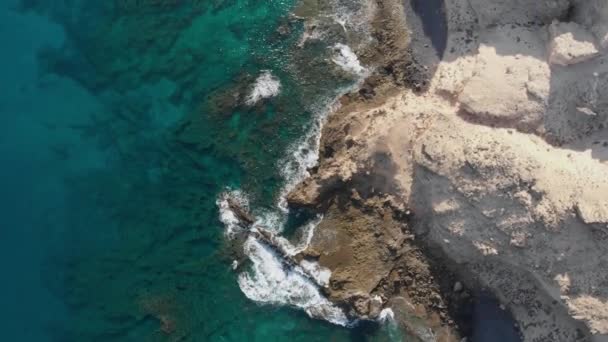 Aerial Top Forward Ocean Waves Crashing Rocky Coast Porto Dos — Stok video