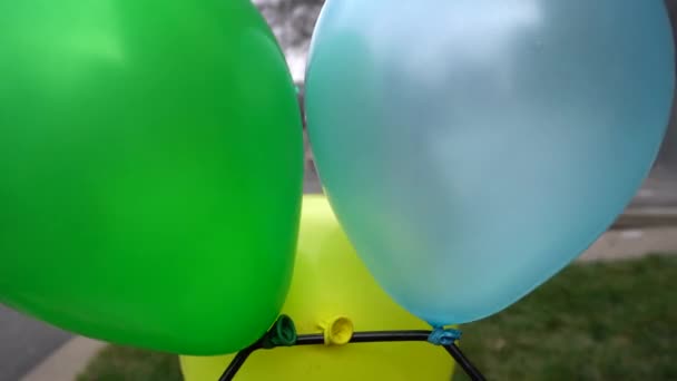 Vista Perto Balões Fundo Você Pode Ver Uma Cena Urbana — Vídeo de Stock