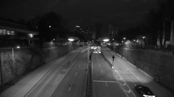 Godziny Szczytu Nocy Monachium Miasta Czerni Bieli Ruchu Samochodowego Ulicy — Wideo stockowe