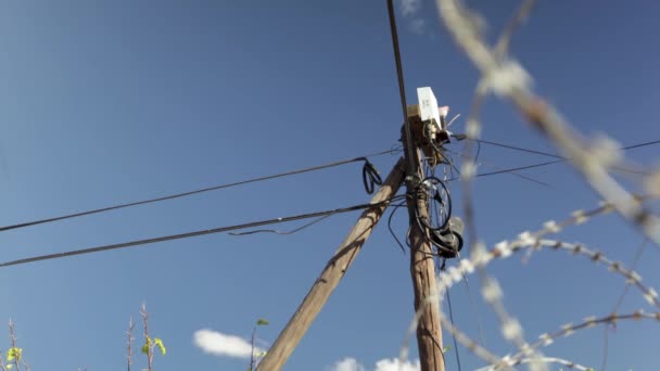 Timelapse Telecommunications Pole Barbed Wire — ストック動画