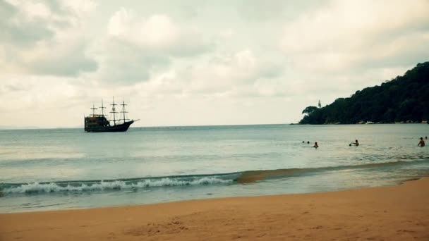 Medieval Ship Getting Closer Beach Dock Port Cloudy Day People — 图库视频影像