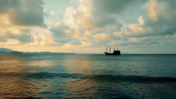 Old Vessel Sea Moving New Lands Discovery Americas Calm Beach — Vídeos de Stock