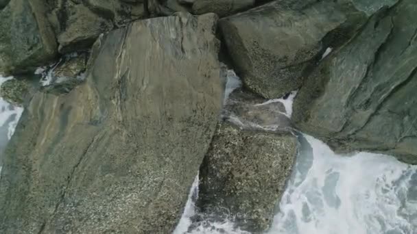 Strong Waves Rough Sea Aerial View Closeup Waves Hitting Rocks — Stockvideo