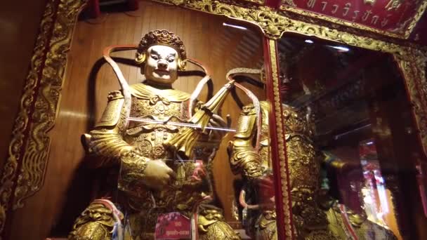 Statue Virulhaka Guardian South Virupaksa Guardian West Lob Wat Manghern — стоковое видео