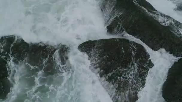 Strong Waves Rough Dangerous Sea Aerial View Closeup Waves Rocks — Vídeo de stock