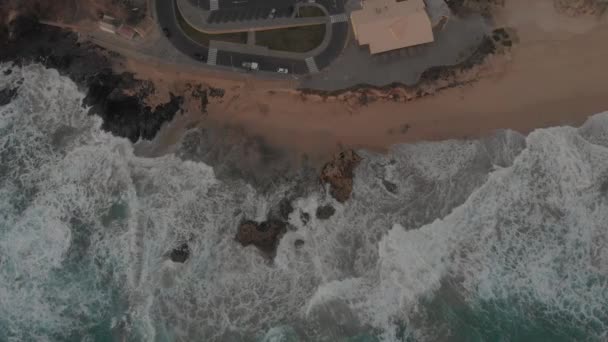 Aerial Top Static Shot Rough Ocean Waves Crashing Beach Ponta — Vídeos de Stock