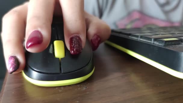 Woman Fingers Clicking Wireless Mouse — Stock videók