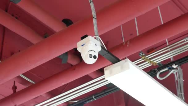 White Indoor Security Camera Surveillance Hanging Ceiling — Vídeo de Stock