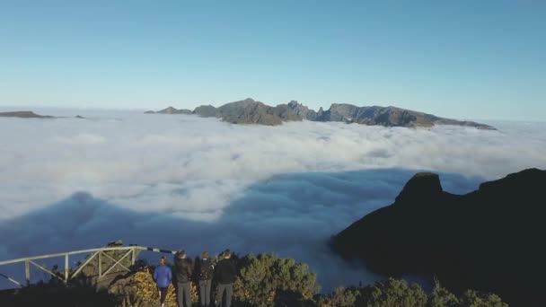 Adventure People Stand Scenic Viewpoint Mountains Dawn Madeira — Vídeos de Stock