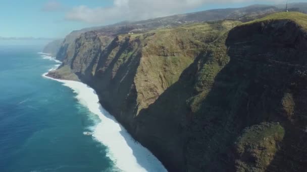 Flying Ponta Pargo Lighthouse Located Massive Cliff Madeira Islands Portugal — Vídeo de Stock