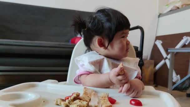 Ασιατικό Χαριτωμένο Κοριτσάκι Τρώει Σπιτικά Της Τρόφιμα Για Μωρό Σίτιση — Αρχείο Βίντεο