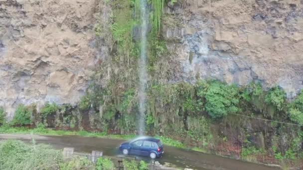 Car Getting Free Car Wash Road Waterfall Madeira — Stockvideo