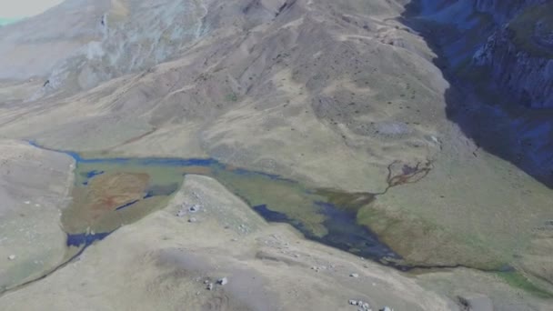 Vista Aérea Aves Sobre Lago Drakolimni Grecia Montañas Tymfi Smolikas — Vídeo de stock